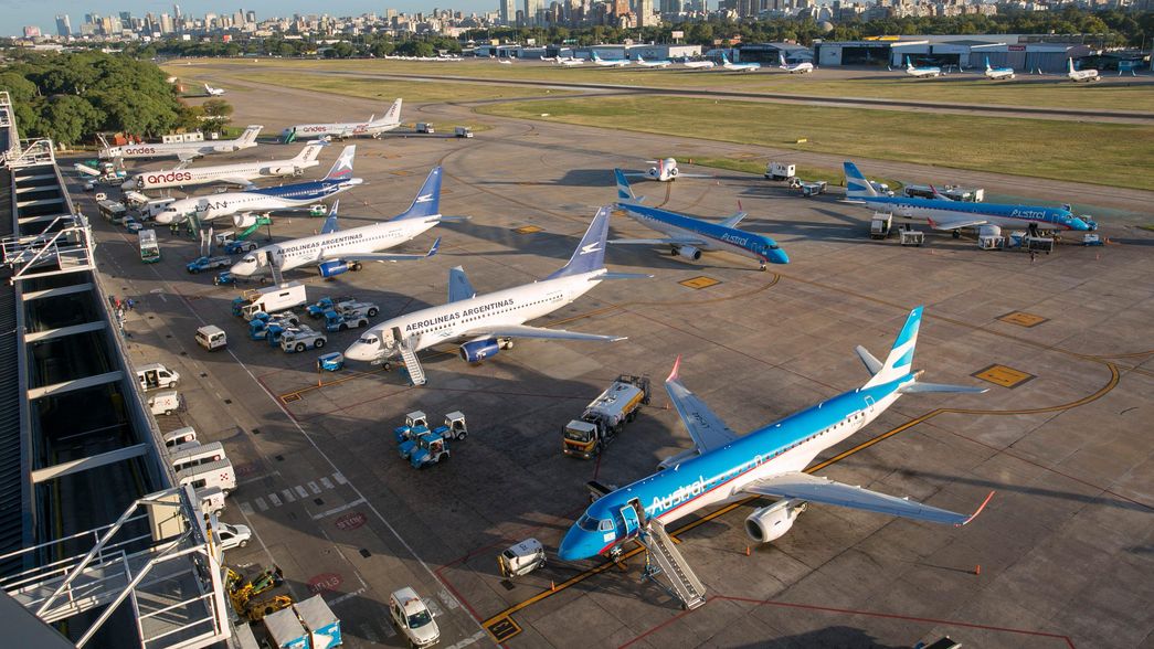 Una empresa ofrece cambiar vuelos sin costo por el paro de Aerolíneas Argentinas e Intercargo