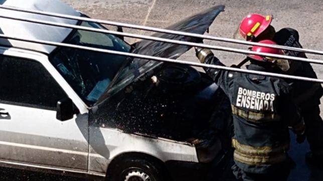 fuego, explosion y susto en ensenada: una falla electrica casi quema una camioneta