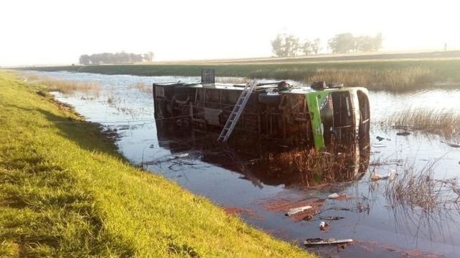 un micro volco en la ruta 2 y al menos tres personas murieron