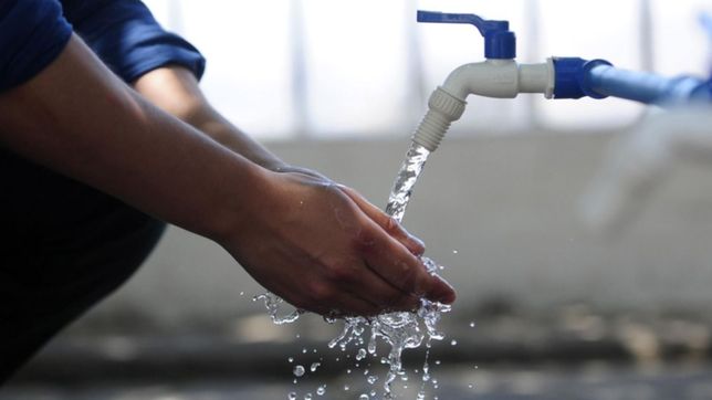 se multiplican los reclamos de vecinos en barrios de la plata por el mal olor del agua