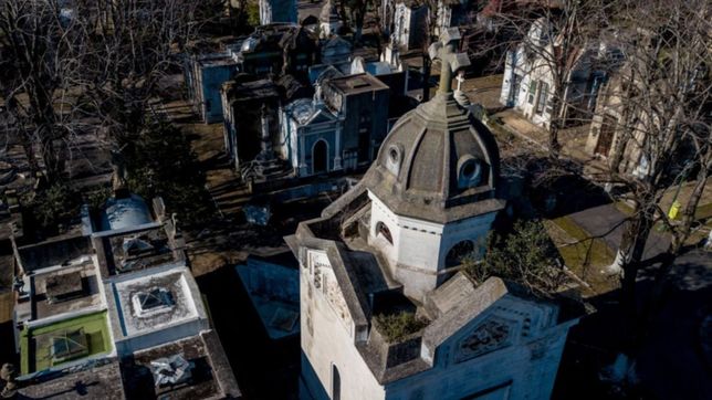 fueron a homenajear a su hijo muerto al cementerio de la plata y les robaron el auto