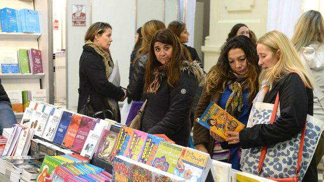 la semana del libro se despide con un campamento literario en plaza malvinas