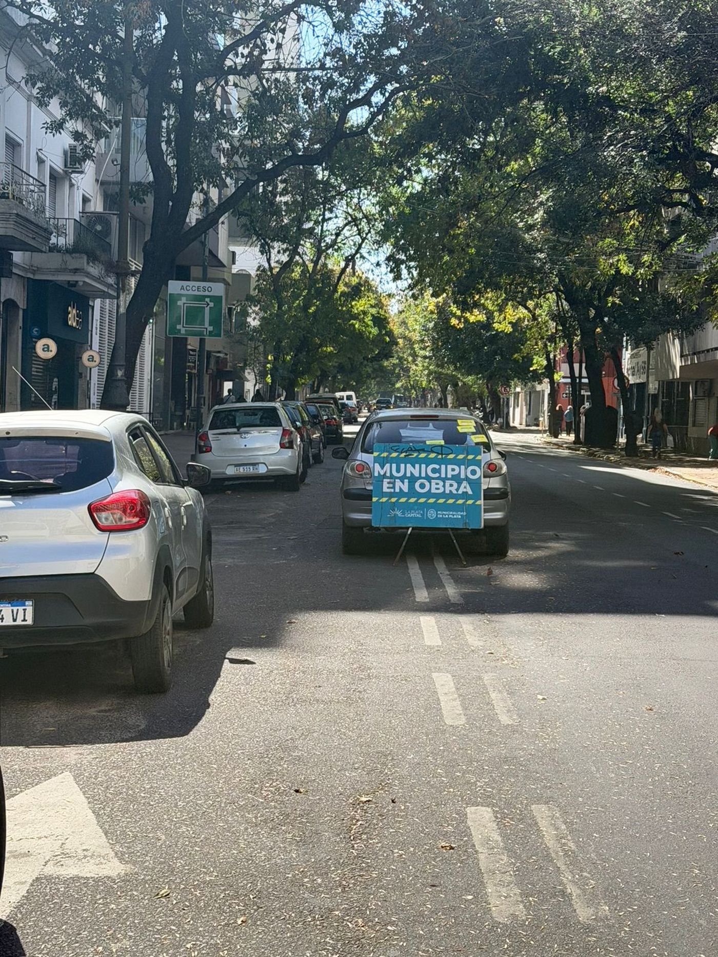 Los vecinos piden que remuevan el auto estacionado en doble fila la calle 54 de La Plata