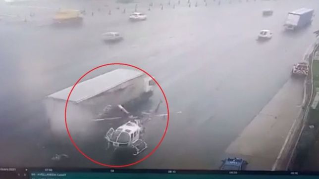video: asi fue el insolito choque entre un camion y un helicoptero en plena autopista