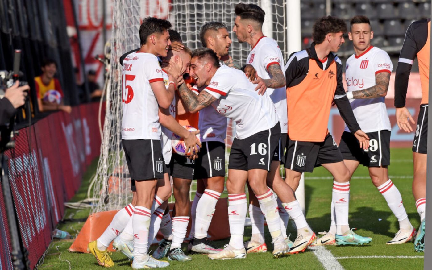 Estudiantes, en pleno festejo de gol por Copa Argentina ante Huracán.