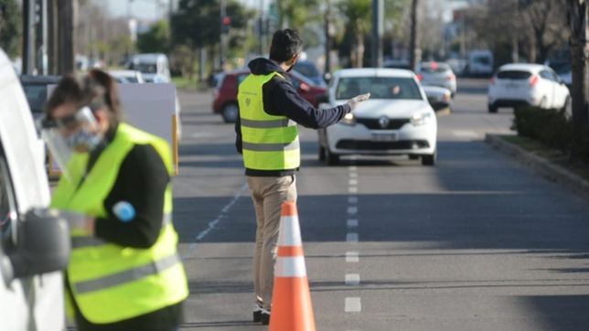 operativos y controles de permisos en distintos puntos de la plata