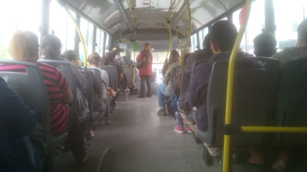 Con barbijos pero uno pegado al otro: así se viaja en el micro Este durante la cuarentena