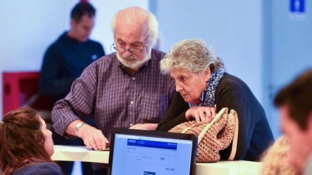 ¿quienes son las mas de 176.000 personas recibiran el bono de fin de ano en la provincia?