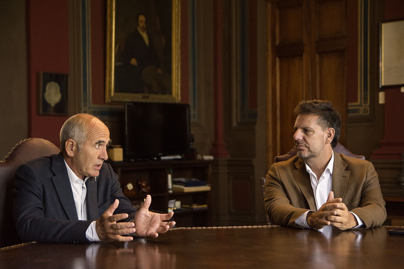 El presidente de la UNLP, Martín López Armengol, y el titular del Instituto Provincial de Lotería y Casinos, Gonzalo Atanasof 