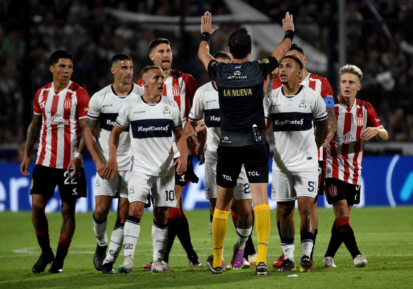 Gimnasia Estudiantes pelea final 2.jpg