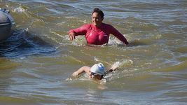 el emotivo video del nadador platense que logro cruzar el rio de la plata