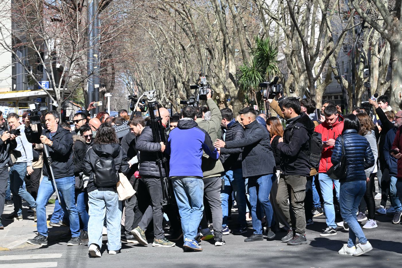 Elecciones legislativas 2025 Axel kicillof yendo a votar