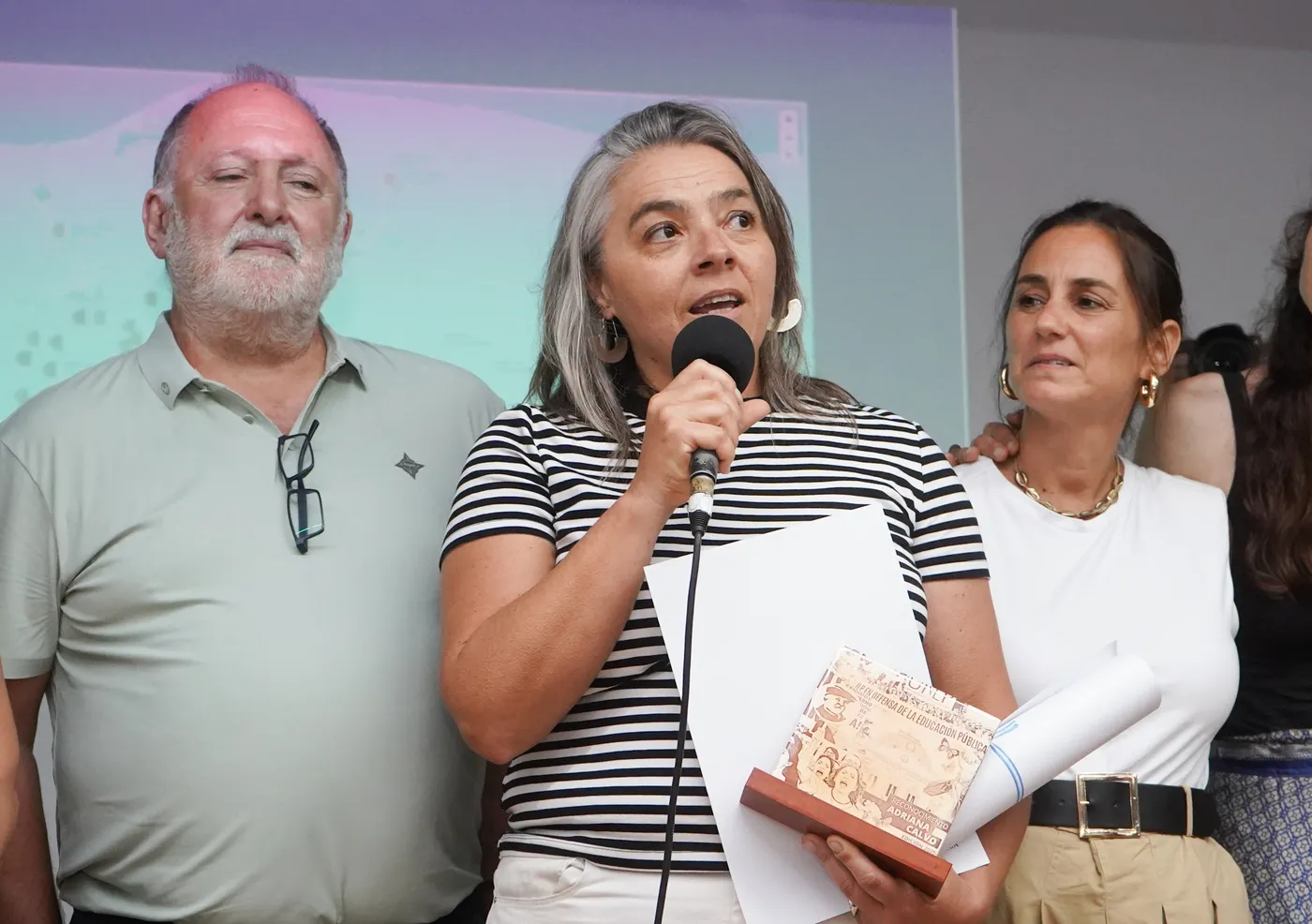 Alejandra Esponda recibe la distinción para Huellas Digitales de la Memoria