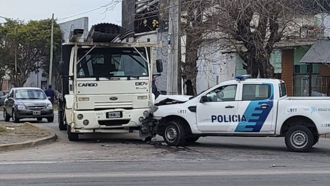 accidente y tension en la plata: un patrullero choco a un camion en plena avenida 44