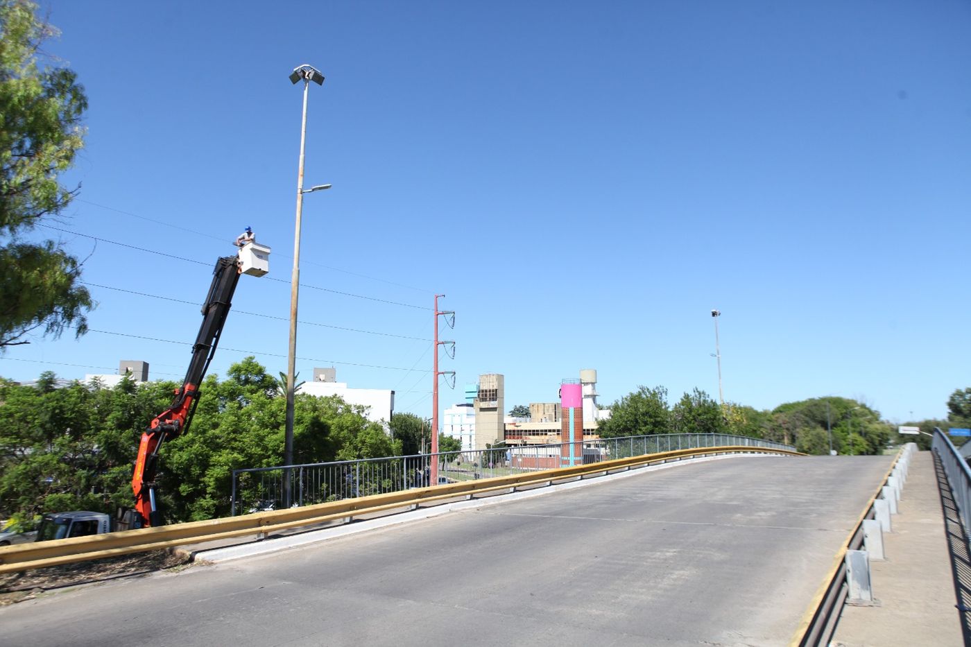 Operarios de la Municipalidad de La Plata colocan las luminarias de la Avenida Antártida en Tolosa