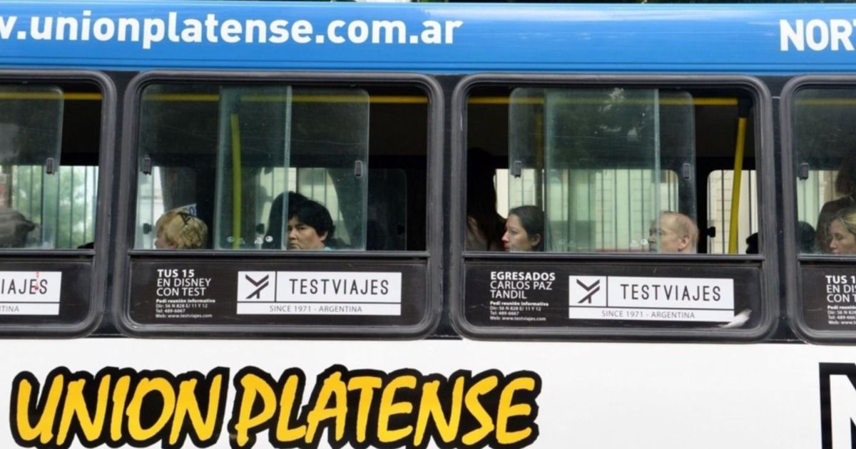 Los micros comienzan a retomar la frecuencia habitual en La Plata