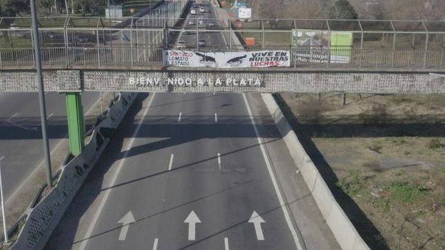 colgaron pasacalles en la ciudad a un ano de la desaparicion de santiago maldonado