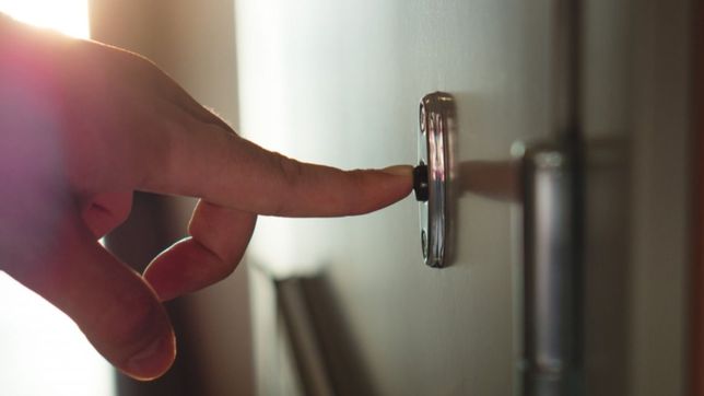 toco timbre en la casa de un conocido, lo ataco a palazos y le robo