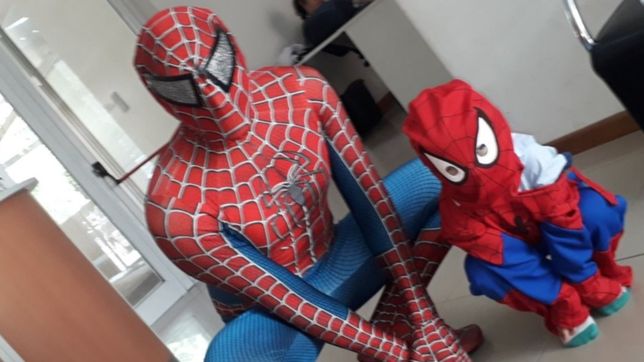 los superheroes copan el hospital de ninos: ahora llego spiderman