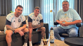 tapia se junto con messi y de paul para la foto cabulera de la seleccion argentina tapia se junto con messi y de paul para la foto cabulera de la seleccion argentina