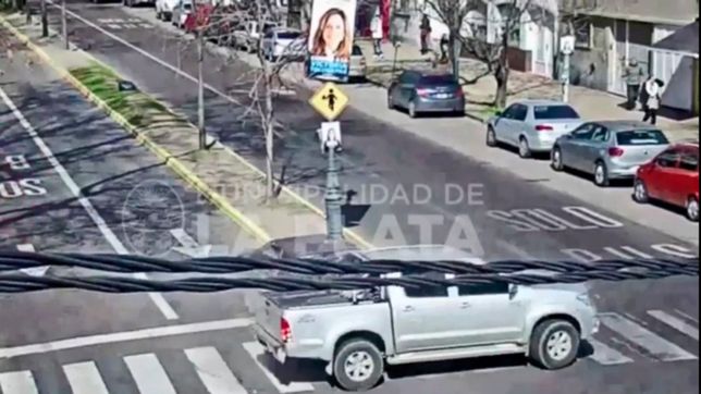un conductor irresponsable quiso doblar a la izquierda en diagonal 80 y provoco un choque