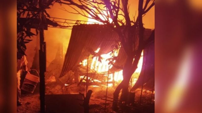 fuego y milagro en la plata: se le quemo la casa, quedo atrapado y lo salvaron los vecinos