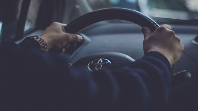 le arrebato el celular a un remisero y terminaron a las pinas en la plata