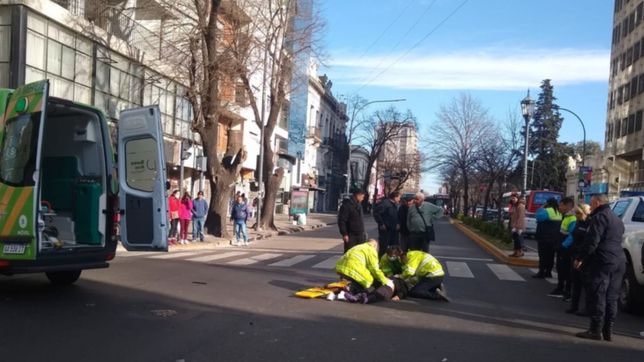 atropellaron a una embarazada de 8 meses en pleno centro de la plata y termino internada