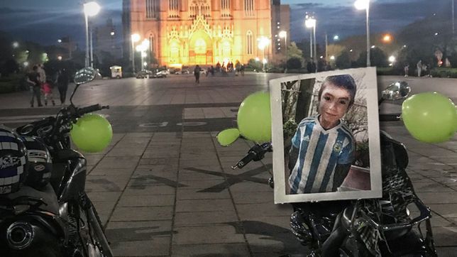motociclistas pidieron en plaza moreno por una ley de fibrosis quistica para ayudar a un nene platense