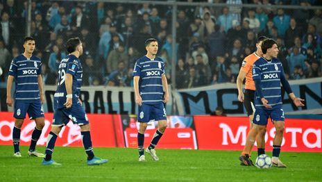 Gimnasia perdió con Racing en un debut marcado por las polémicas y la bronca con el arbitraje