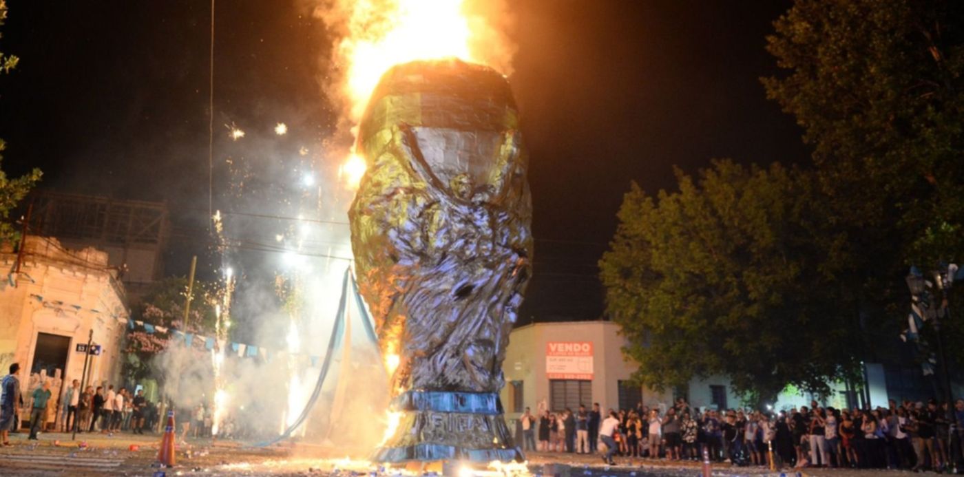 Muñecos de fin de año Momos 2022 Quema de muñecos