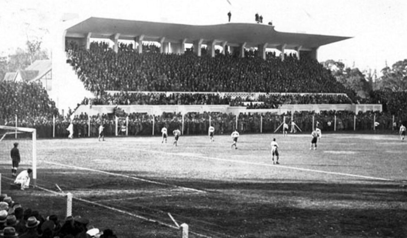 El Bosque recibiendo su primer clásico platense de la historia.