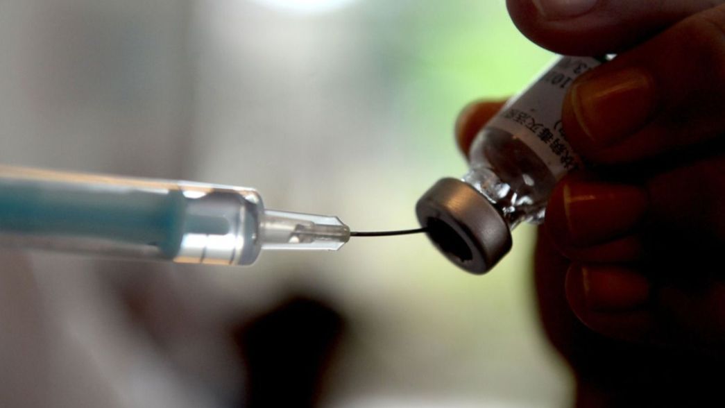 Treinta abuelos de La Plata en riesgo de vida por demoras de PAMI en la vacunación