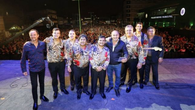 una multitud bailo al ritmo de los palmeras en los festejos de ensenada