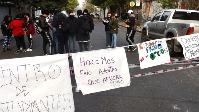 alumnos de una escuela de la plata cortaron la calle y pidieron calefaccion en las aulas