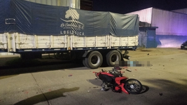 un motociclista choco contra el acoplado de un camion a metros de nini y murio un motociclista choco contra el acoplado de un camion a metros de nini y murio