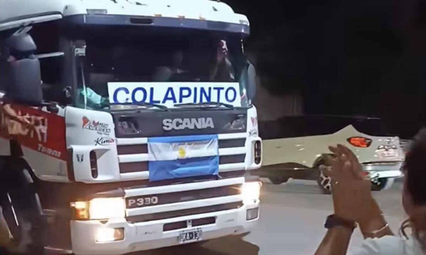 Franco Colapinto envió un camión con donaciones para asistir a los damnificados por las inundaciones tras el tremendo temporal que azotó a Bahía Blanca.