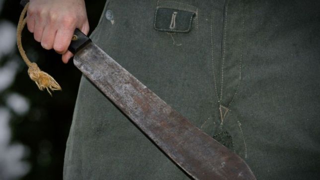 discutio con el novio de su sobrina y lo agredio a machetazos en la plata