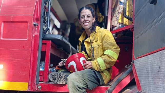 la historia de mayra barbieri, la egresada de la unlp que es bombera y combate incendios en el sur