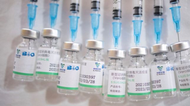 uno por uno, cuales son los efectos secundarios de cada vacuna contra el covid-19