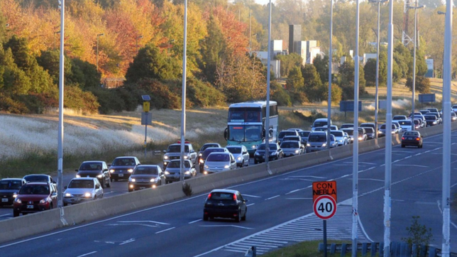 choque, reduccion del transito  y largas demoras en la autopista la plata - buenos aires