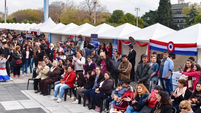 con comidas tipicas y musica, paraguay festejo su dia de la independencia en plaza moreno