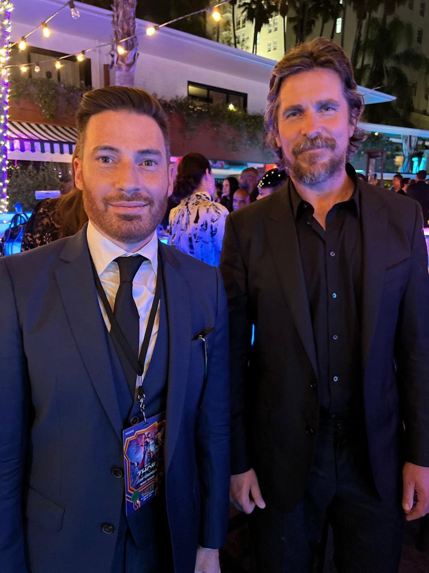 Gustavo Silva junto al actor Christian Bale