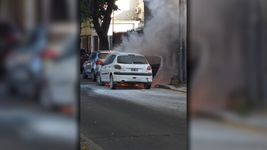 tension en un barrio de la plata por el incendio de un auto en plena calle tension en un barrio de la plata por el incendio de un auto en plena calle