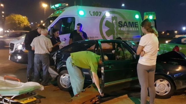 susto en la plata: un colectivo cruzo en rojo y provoco un grave accidente