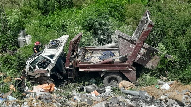 un camion desbarranco en una cantera y dos hombres sufrieron graves heridas
