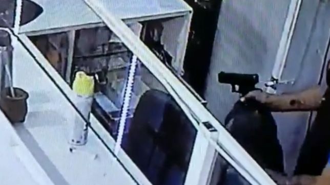video: simulo ser cliente y asalto un local del centro de la plata a punta de pistola