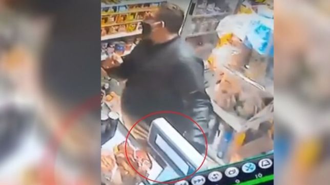 video: asi engano y robo el celular de la duena de un autoservicio en la plata