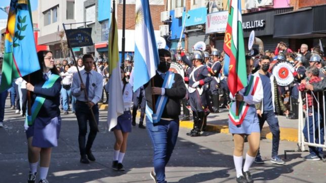 con desfile y un emotivo acto, ensenada comenzo los festejos de su 221° aniversario