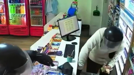 robaron un kiosco en pleno centro y escaparon con $300.000, chocolates y cigarrillos